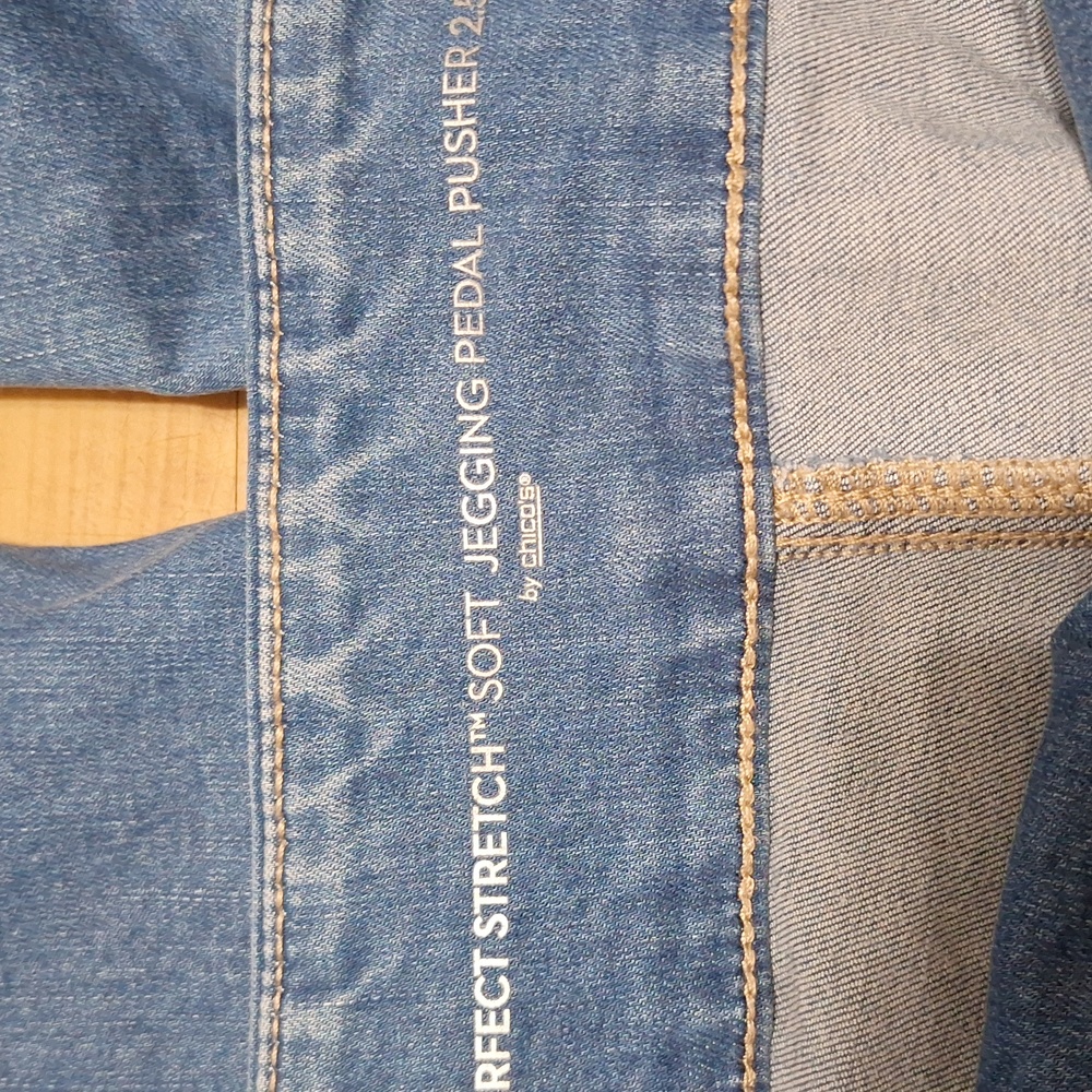 Chico's Perfect Syretch Soft Jegging Pedal Pushers 2.5 12 Medium Wash - Picture 2 of 4